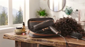 Ergonomic handle on curly hair dryer. | Manche ergonomique d'un séchoir pour cheveux bouclés.